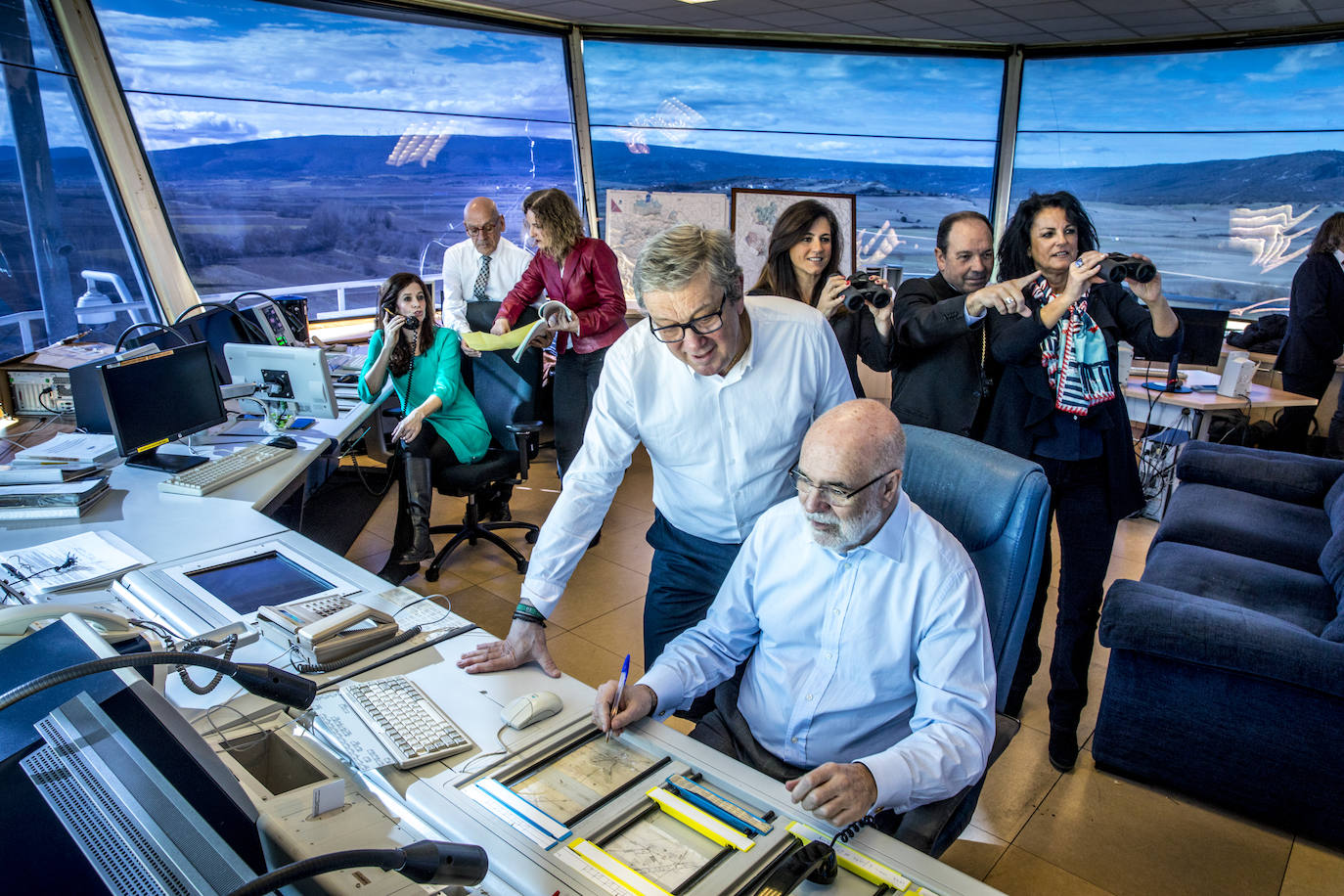 Los representantes institucionales conocieron cómo se trabaja en la torre de control de Foronda.