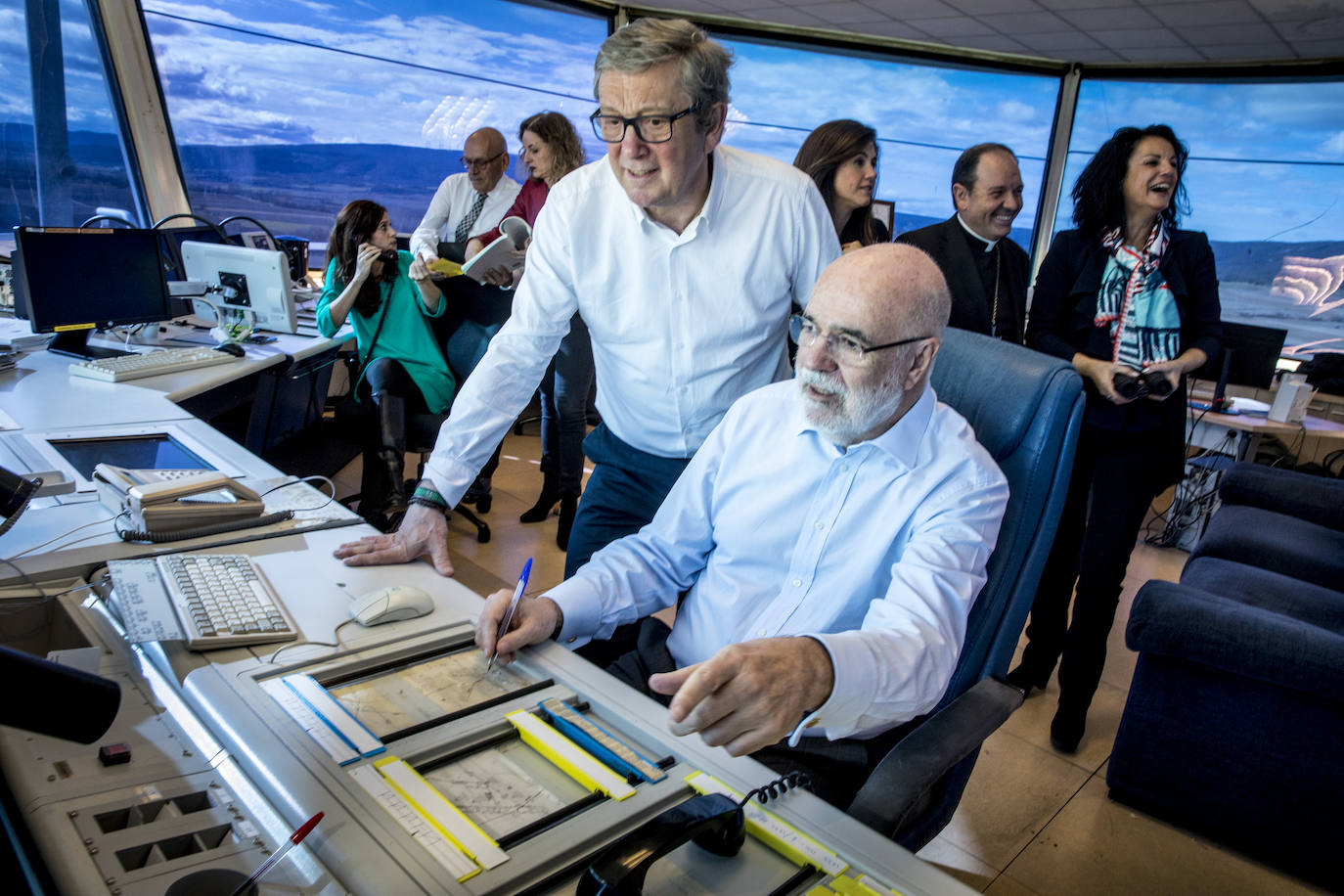 Los representantes institucionales conocieron cómo se trabaja en la torre de control de Foronda.