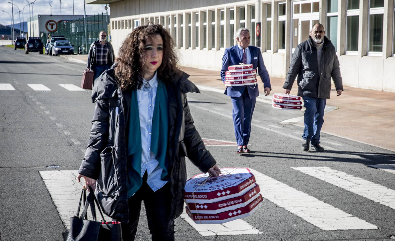 Los participantes, con las típicas ensaimadas mallorquinas para la recreación de aquel primer vuelo. 