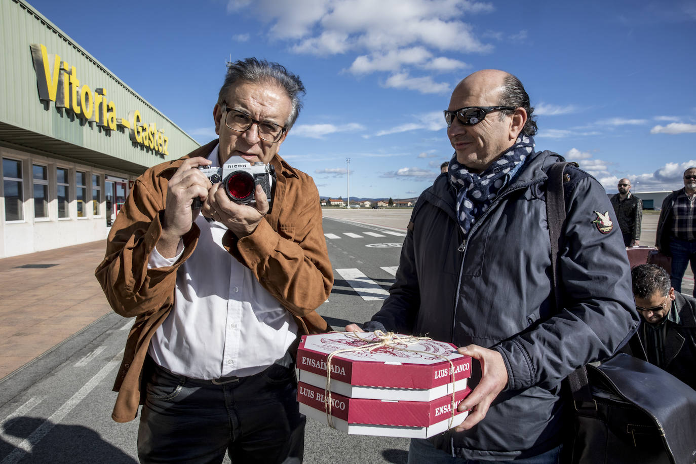 Patxi Viana, con una cámara de los 80, y Mario Álvarez de Eulate. 