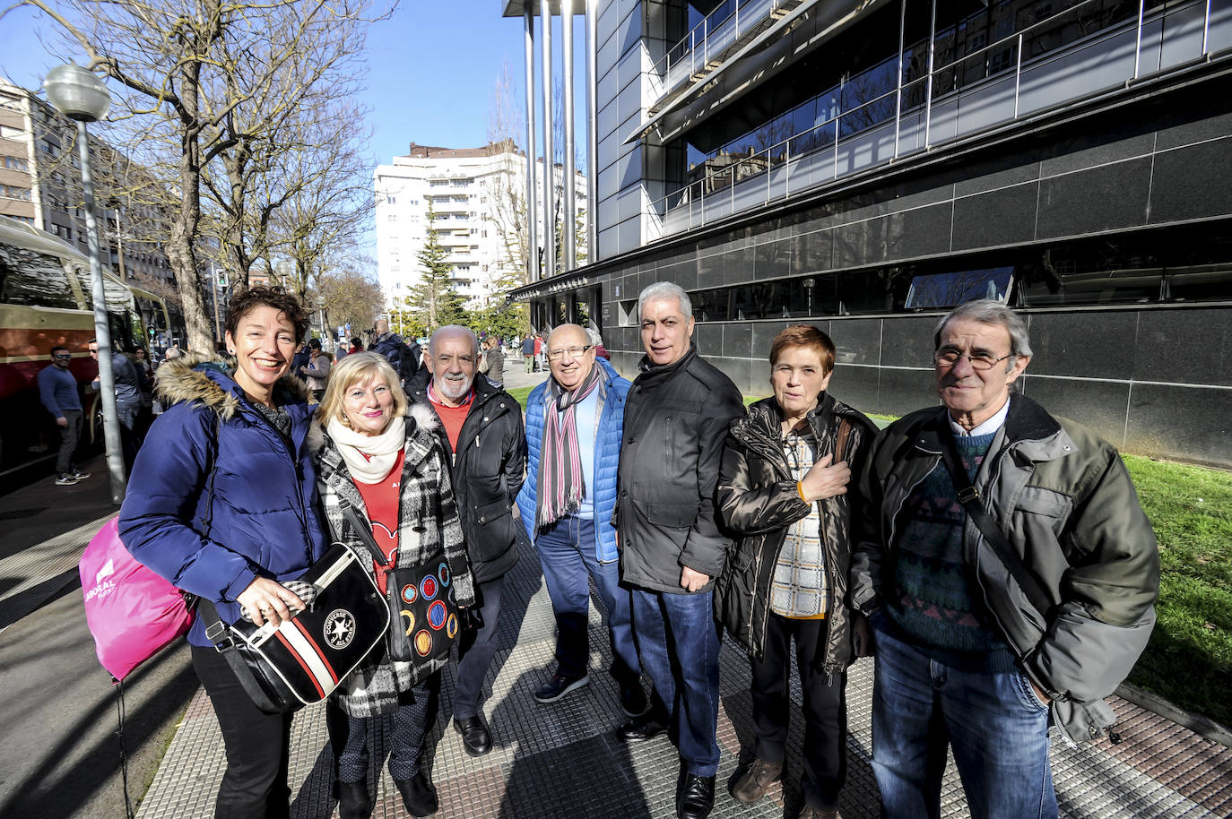 Miembros de Corazones sin Fronteras antes de subir al autobús para ir a Foronda.