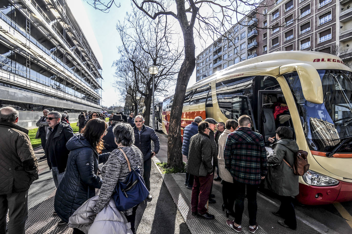 Los participantes en la numerosa fotografía antes de subir a los autobuses para ir a Foronda.