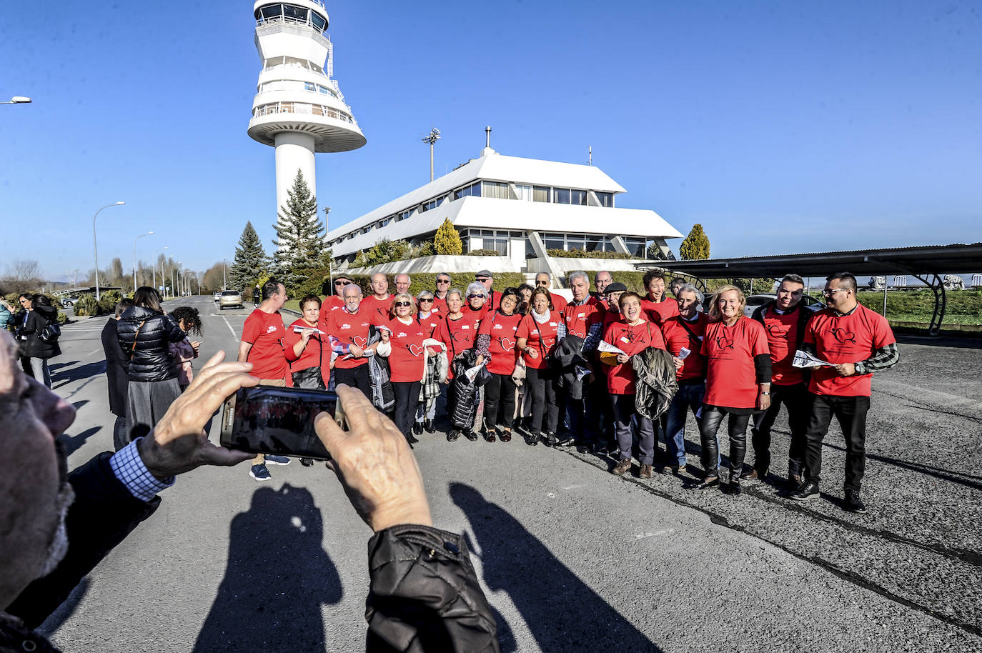 El numeroso grupo de Corazones Sin Fronteras se fotografía para tener un recuerdo de la cita.