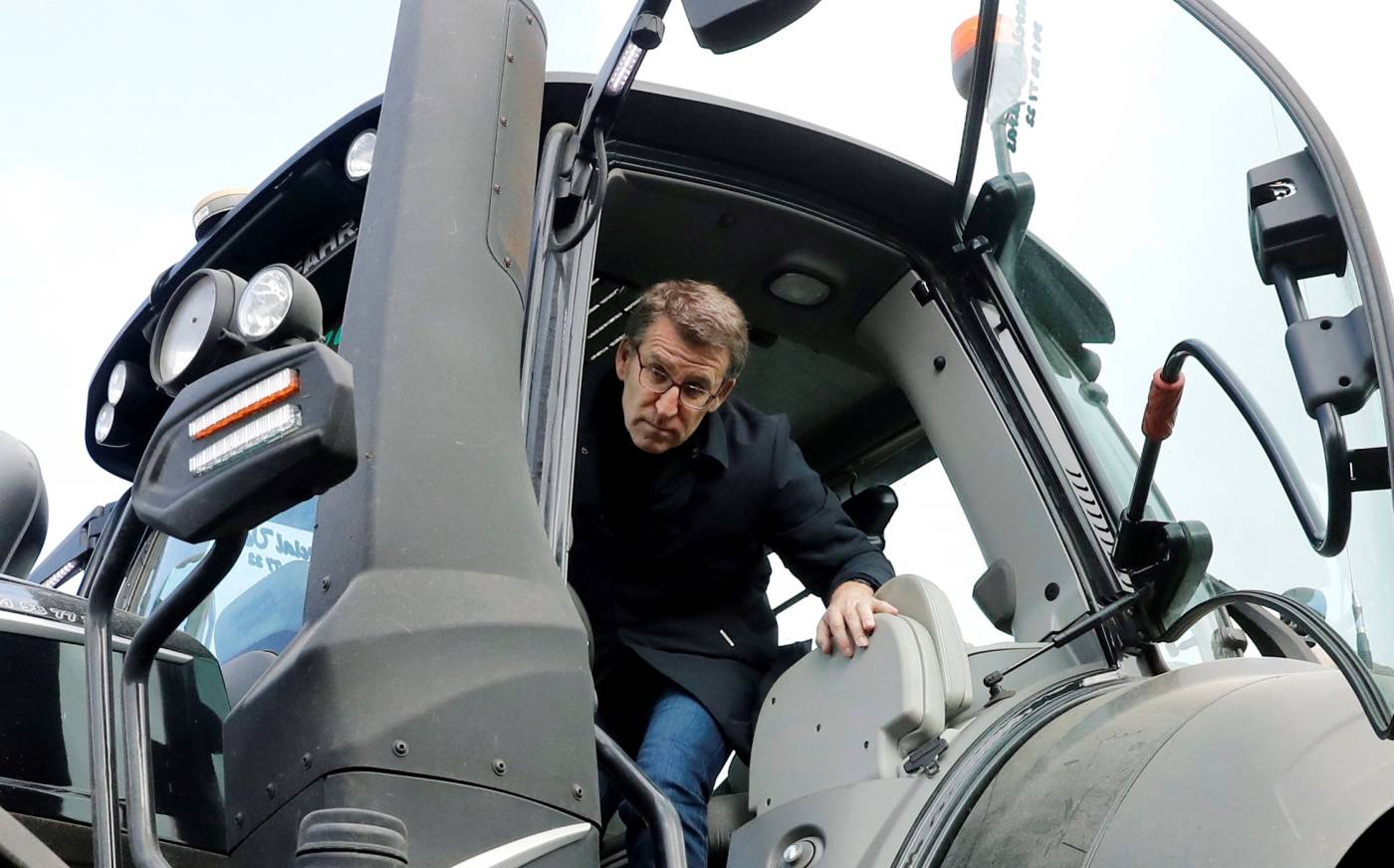 El presidente de la Xunta, Alberto Núñez Feijóo, en un tractor de grandes dimensiones antes de responder a los periodistas sobre la convocatoria de elecciones autonómicas durante la visita a la explotación ganadera "Busto Corzón", una de las más punteras de Galicia.