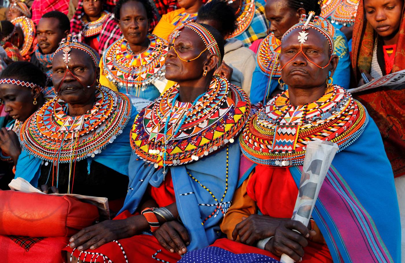 Mujeres masai vestidas con atuendos tradicionales asisten a un servicio conmemorativo para el difunto ex presidente de Kenia, Daniel Arap Moi, en el estadio Nyayo en Nairobi, Kenia.