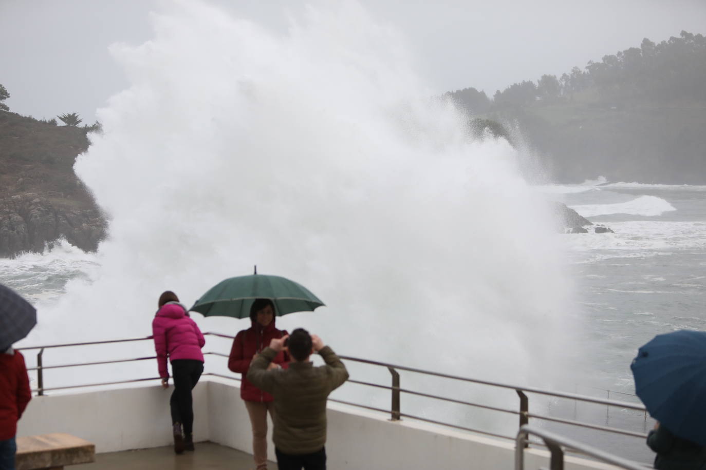 Vecinos de Lekeitio no quisieron perderse el espectáculo de olas.