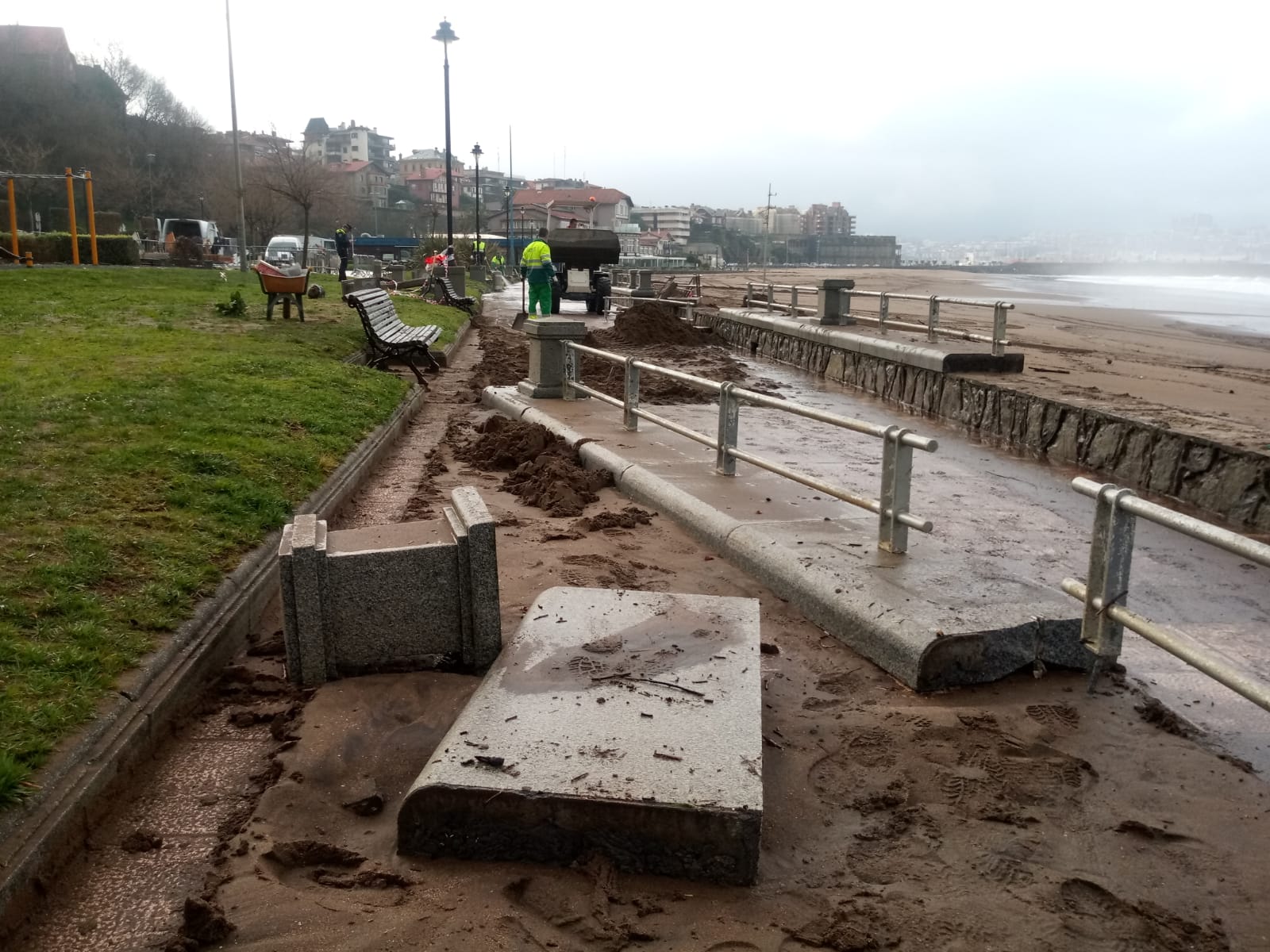 Destrozos causados por las olas en Ereaga.