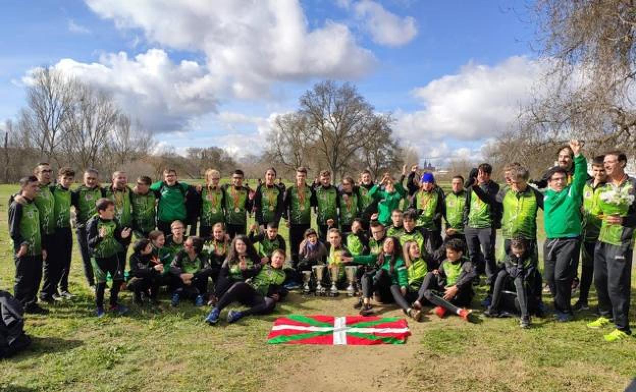 La expedición basauritarra posa en tierras salmantinas con su 'cosecha' de trofeos y medallas. 