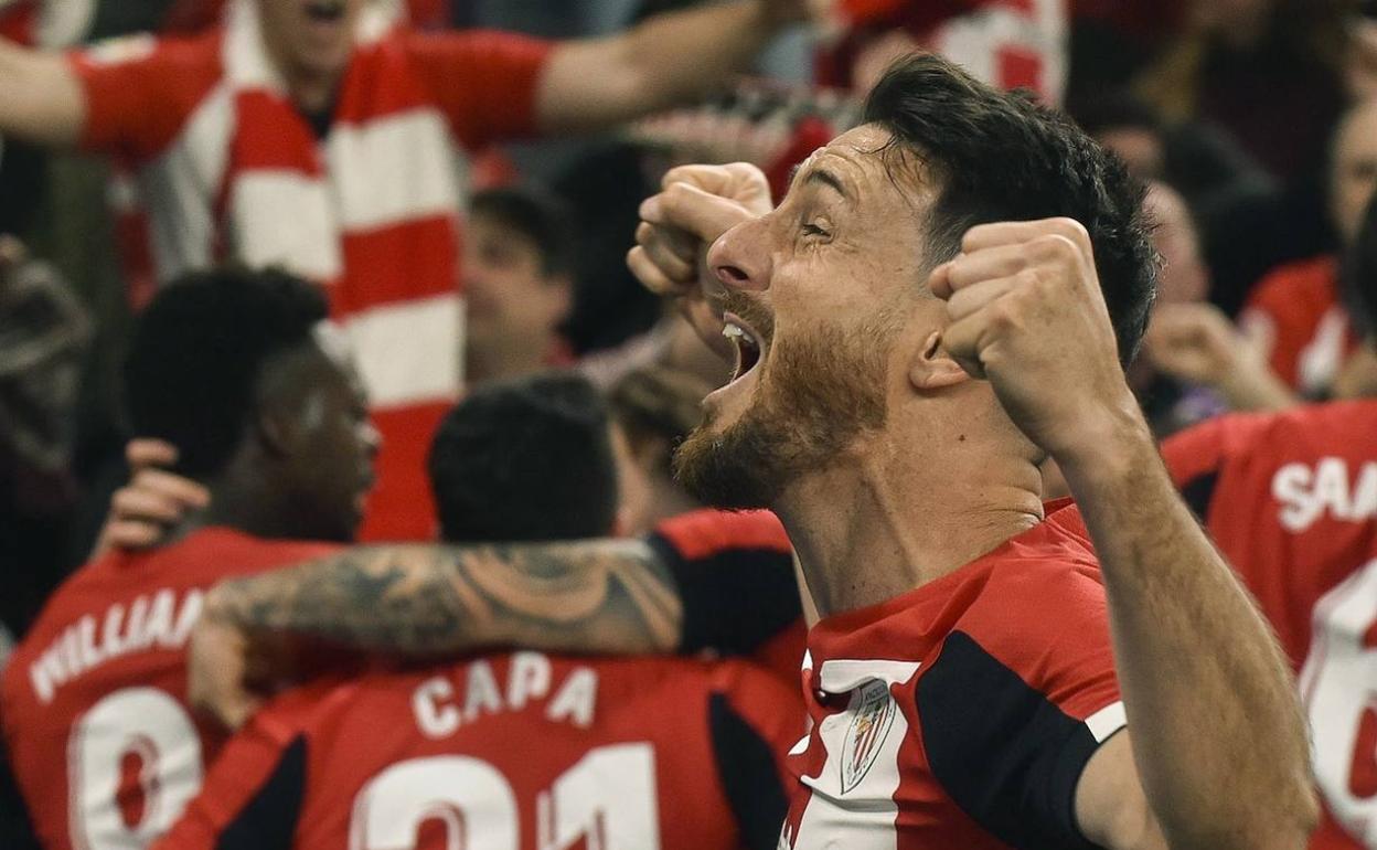 Aduriz celebra emocionado con la grada el tanto de Williams ante el Barcelona. 