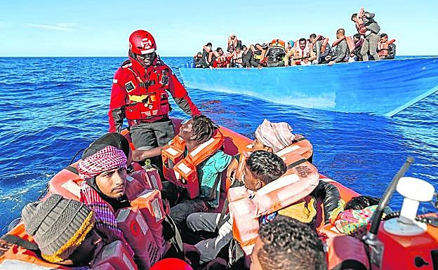 Parte del grupo de rescatados esperan a bordo del 'Aita Mari' la asignación de un puerto para desembarcar.