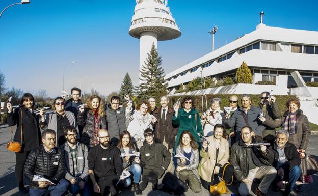 Imagen principal - Arriba, escritores, músicos, promotores y otros representantes del mundo de la cultura. Abajo, miembros de distintas asociaciones de vecinos y la agrupación Afromericana. A la derecha, integrantes del Lankide Voleibol. 