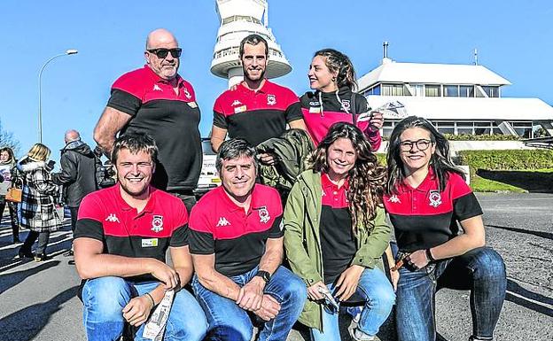 Imagen principal - Arriba, representantes del Gaztedi Rugby, con sus camisetas. Abajo, integrantes de Montes Solidarios. A la derecha, Javier Ortega y José Antonio Yela.. 