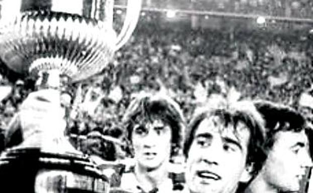 1984. Andoni Goikoetxea, con el trofeo ganado en la final del Bernabéu ante el Barça. 