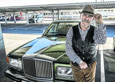 Imagen secundaria 1 - Arriba, Joseba Fiestras ofrece ensaimada a Esteban Garmendia y Miguel Ángel Zaldívar. Abajo, Kepa Triguero con su espectacular Bentley, y trabajadoras de DHL.