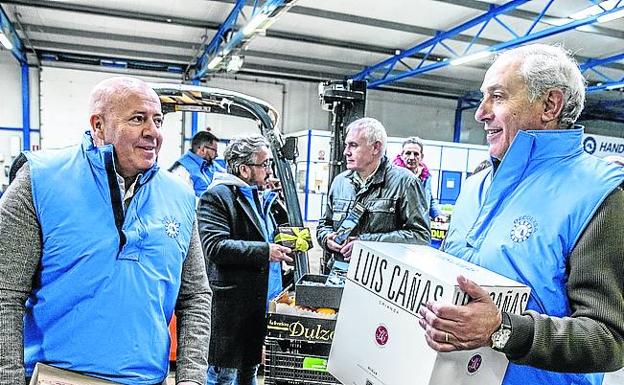 Imagen principal - Arriba, Javier Ruiz de Galarreta conversa con Juan Luis Cañas. Abajo, Maura, Marta y Federico Verástegui con Chema Medrano. A la derecha, Óscar Garro. 