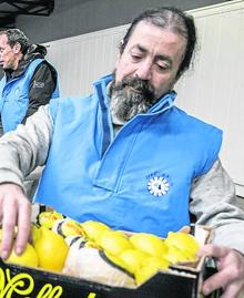 Imagen secundaria 2 - Arriba, Javier Ruiz de Galarreta conversa con Juan Luis Cañas. Abajo, Maura, Marta y Federico Verástegui con Chema Medrano. A la derecha, Óscar Garro. 