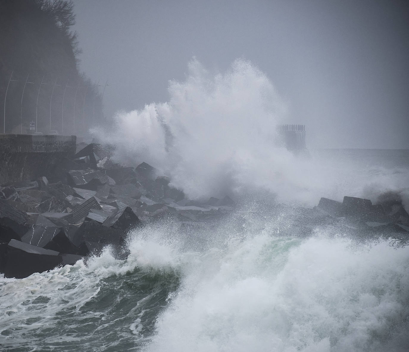 >En Gipuzkoa, localidades costeras como Donostia y Zarautz se blindan ante el fuerte oleaje. Imagen de este lunes.