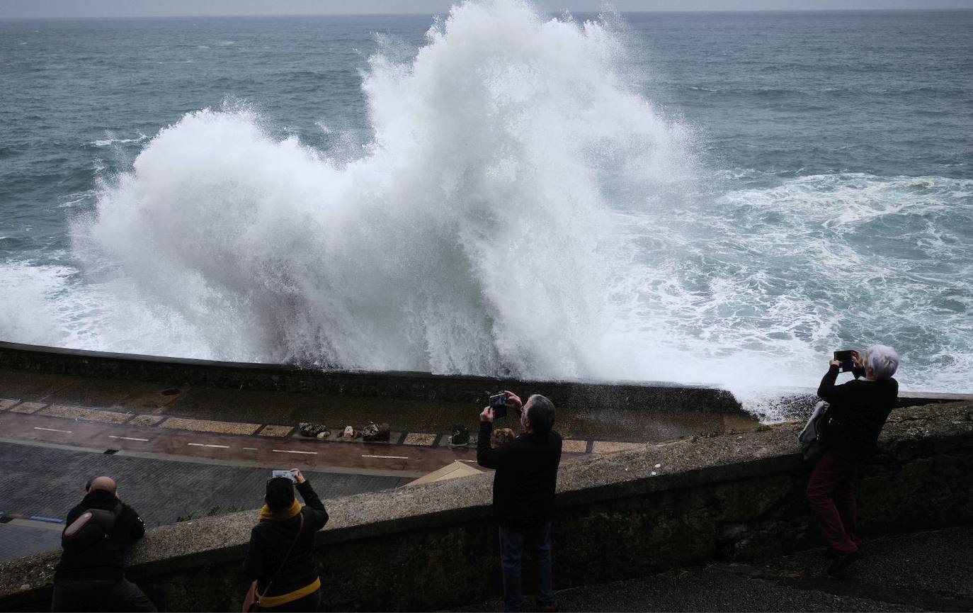 >En Gipuzkoa, localidades costeras como Donostia y Zarautz se blindan ante el fuerte oleaje. Imagen de este lunes.