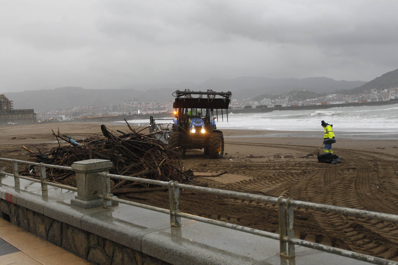 Desperfectos en el paseo de la Playa de Ereaga a causa del temporal de olas, este martes.