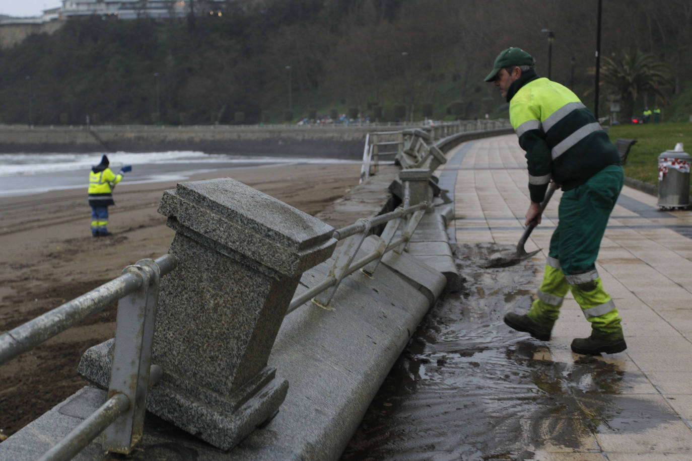 Desperfectos en el paseo de la Playa de Ereaga a causa del temporal de olas, este martes.