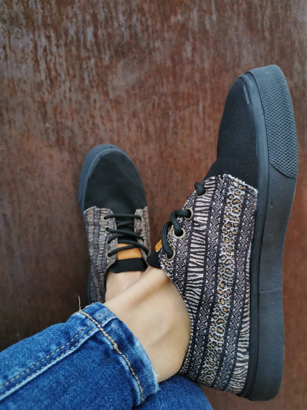 Fotos: Las zapatillas vascas que pisan fuerte: están hechas de botellas de plástico y algodón reciclado