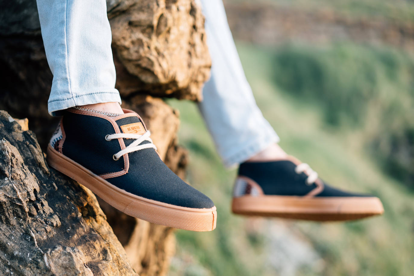 Fotos: Las zapatillas vascas que pisan fuerte: están hechas de botellas de plástico y algodón reciclado