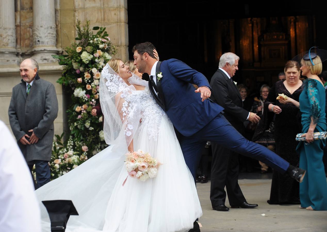 l de Barrika, por su parte, eligió un traje azul marino con solapa esmoquin en contraste, corbata negra, camisa blanca y unos mocasines con hebilla en el empeine. Esta fue la primera de sus dos bodas, ya que se volverán a casar este año en San Diego, para poder celebrarlo con la familia de la novia.