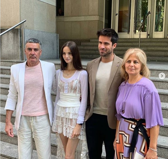 Son vizcaínos, guapos y comparten una misma pasión por la moda. La pareja de modelos formada por Miren Rodrigo Pildain y Eder Aguirre se casaron el pasado 19 de septiembre, convirtiéndose en el perfecto ejemplo de la nueva boda 'millennial'. Según estudios realizados por portales especializados en la industria nupcial, cada vez son más los jóvenes que buscan celebrar bodas íntimas y sin tantos artificios como se lleva haciendo en los últimos años. Miren y Eneko así lo hicieron, y contrajeron matrimonio civil un jueves cualquiera en el Palacio de Justicia de Bilbao y en compañía de sus familiares más cercanos.