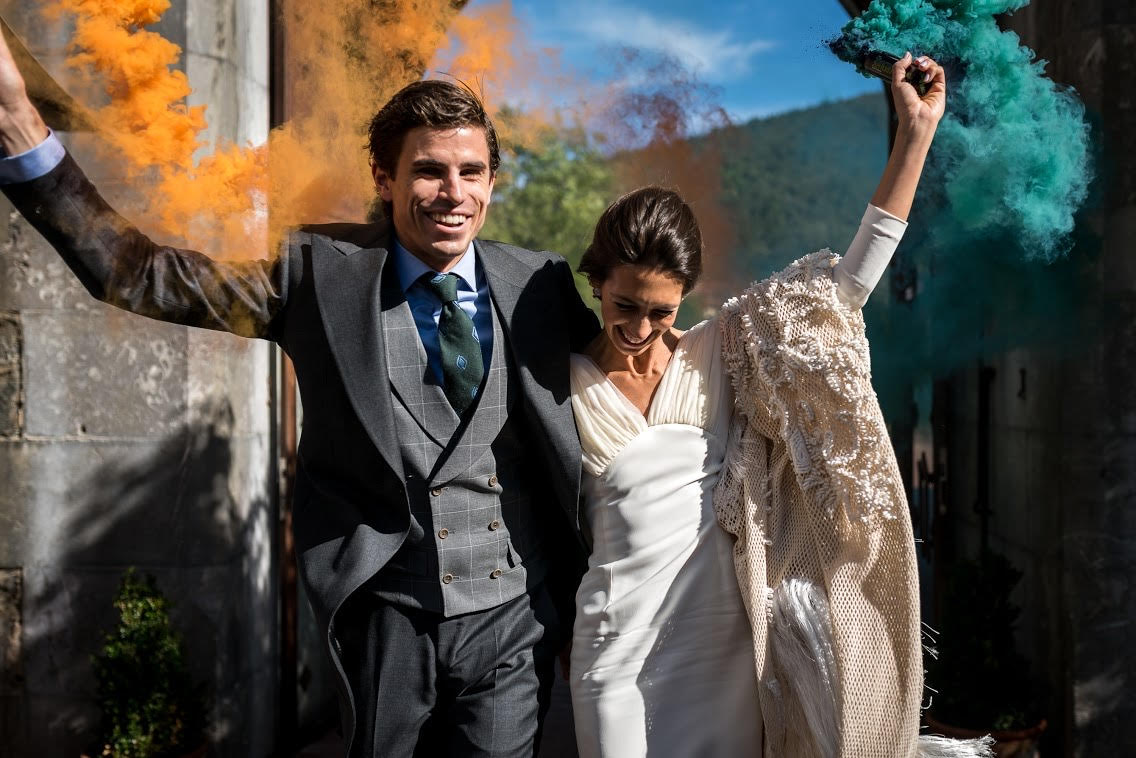 Además, la novia confió en Flores Elorz para su ramo y en el estudio de imagen de Jaione Amantegui para el maquillaje y la peluquería.