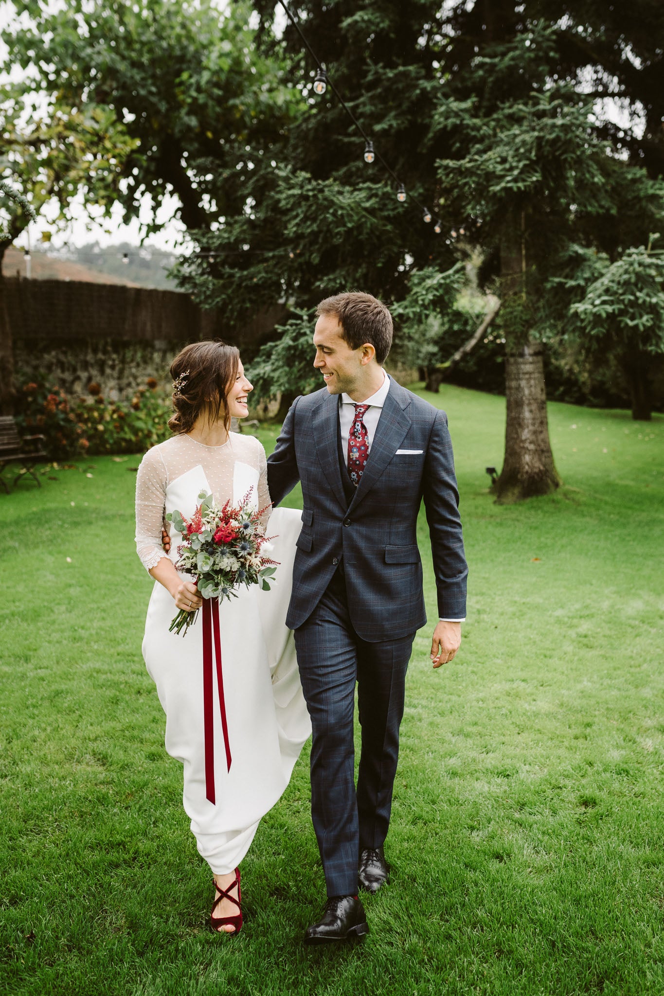 Nuria y Enekocelebraron una bonita boda el pasado 2 de noviembre en la que los colores del otoño fueron el hilo conductor. La lluvia fue una invitada inesperada, pero no consiguió empañar esta idílica celebración en el Caserío de Olagorta, que se cubrió de pinceladas granates en la decoración, gracias al trabajo de Marketing for Lemons.