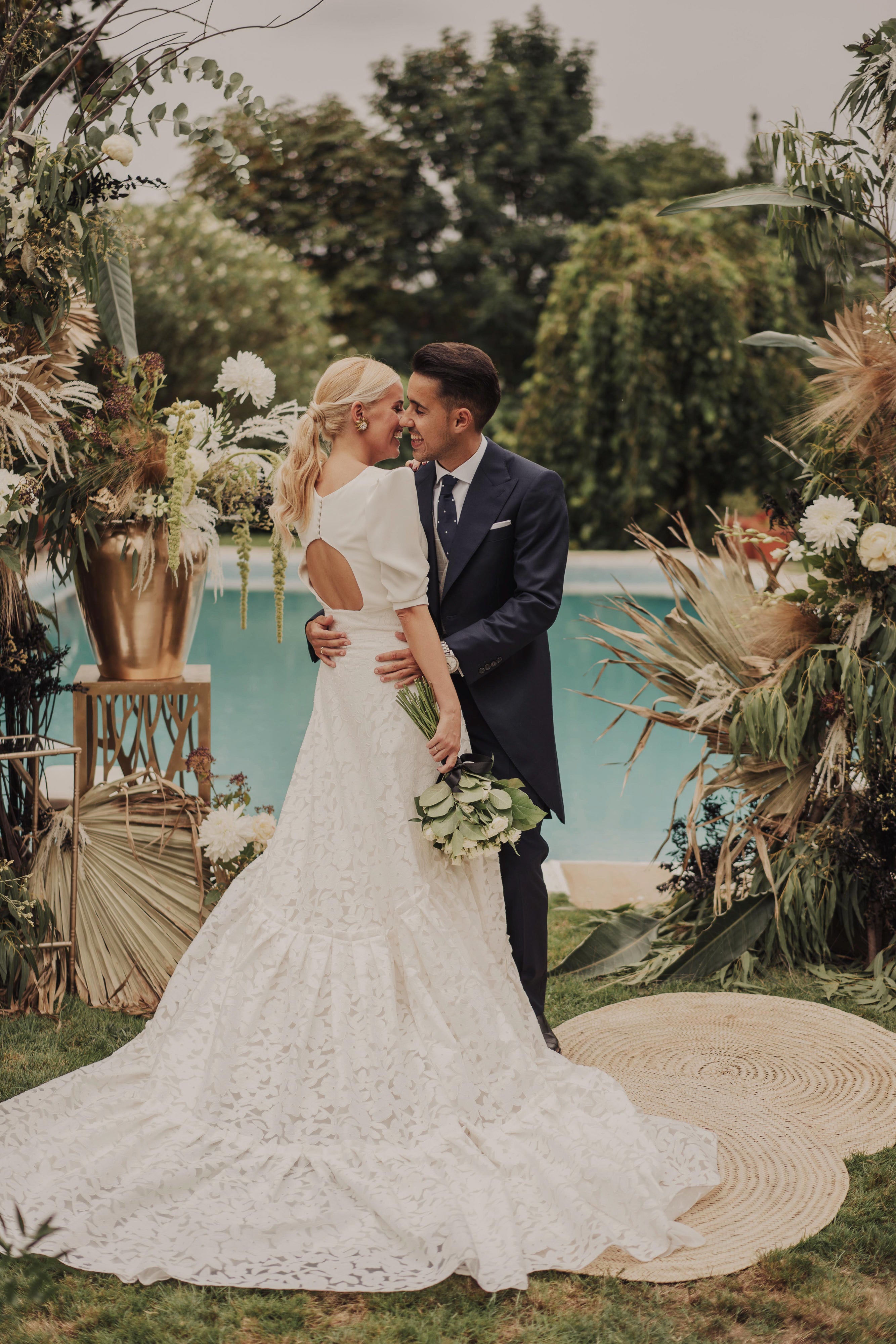 Estíbaliz y Endikapusieron el broche de oro al verano con su boda, celebrada el 31 de agosto de 2019 en el Caserío Olagorta. La pasión por la moda que ambos comparten quedó reflejada en sus respectivos looks nupciales. 