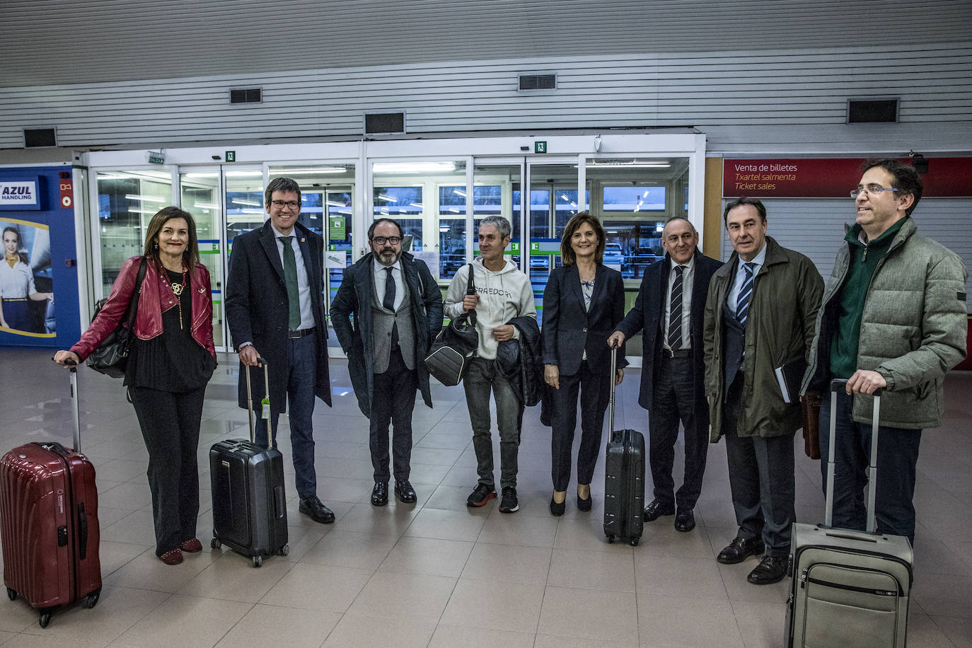 La investigadora y empresaria María Unceta-Barrenechea posa en esta foto de familia junto al alcalde de Vitoria, Gorka Urtaran; el presidente de SEA-Empresas Alavesas, Pascal Gómez; el atleta Martín Fiz; la presidenta de la Audiencia de Álava, Mercedes Guerrero; el diputado general de Álava, Ramiro González, el viceconsejero de Transportes, Antonio Aiz y el vicerrector del campus de la UPV en Álava, Ivan Igartua.