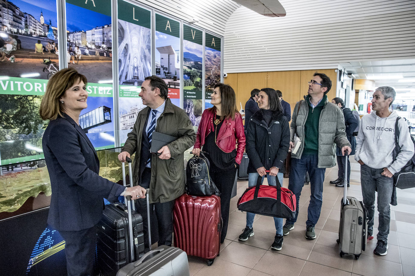 Mercedes Guerrero, Antonio Aiz, María Unceta-Barrenechea, Elena Loyo, Ivan Igartua y Martín Fiz posan frente a los carteles turísticos que adornan la terminal y dan la bienvenida a los visitantes.