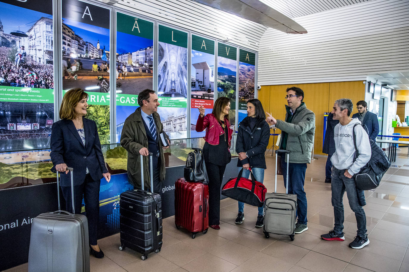 Mercedes Guerrero, Antonio Aiz, María Unceta-Barrenechea, Elena Loyo, Ivan Igartua y Martín Fiz posan frente a los carteles turísticos que adornan la terminal y dan la bienvenida a los visitantes.