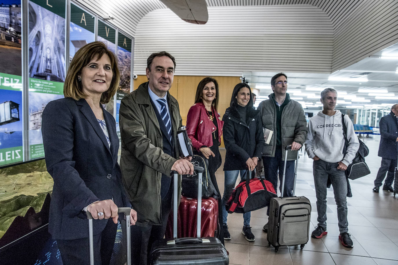 Mercedes Guerrero, Antonio Aiz, María Unceta-Barrenechea, Elena Loyo, Ivan Igartua y Martín Fiz posan en formación para la cámara de EL CORREO.