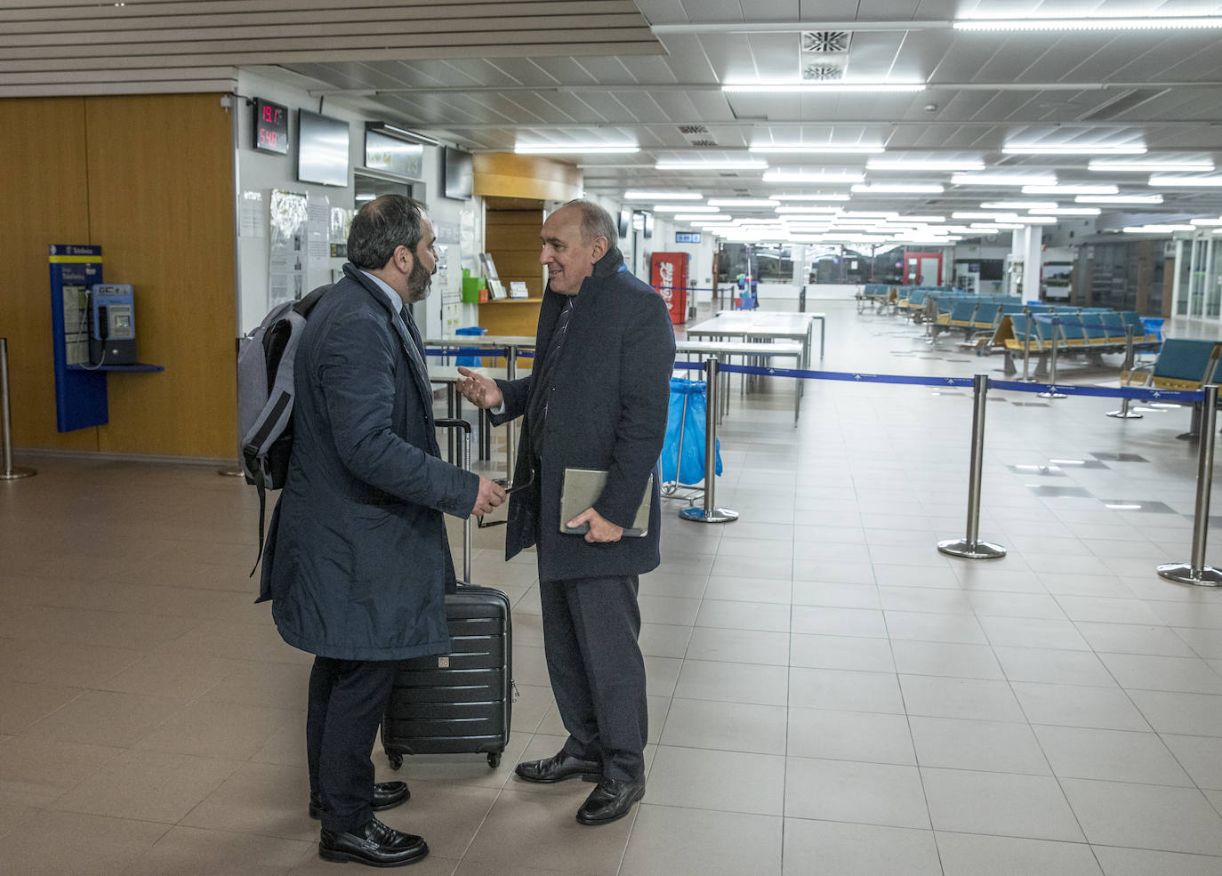 Pascal Gómez, presidente de SEA-Empresas Alavesas, cambia impresiones con Ramiro González, diputado general de Álava, en otro momento del reportaje realizado en la terminal de pasajeros de Foronda.