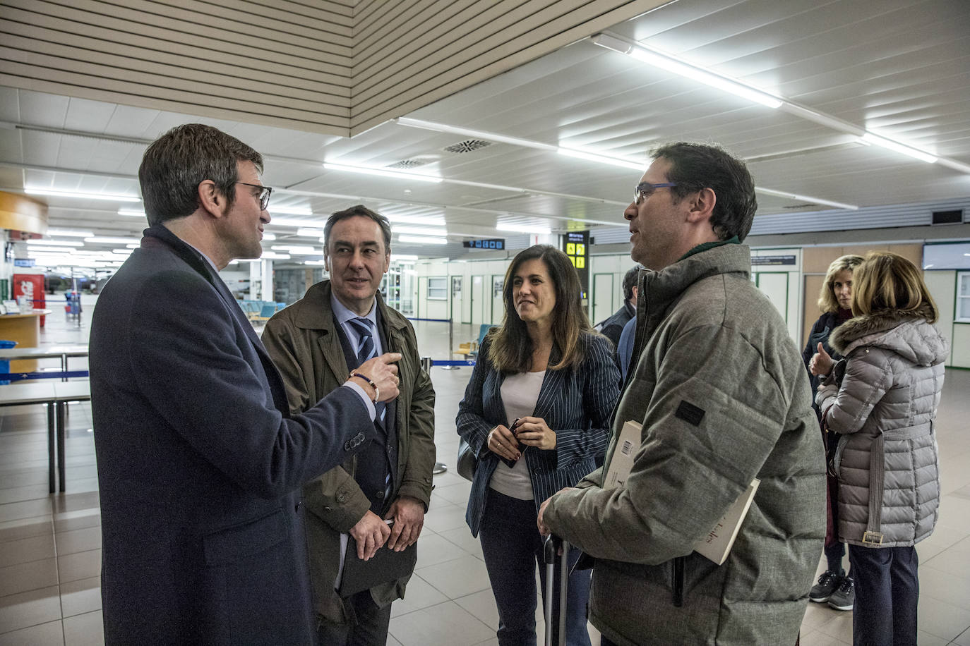 Begoña Llarena, directora del aeropuerto de Foronda, escucha al alcalde de Vitoria, Gorka Urtaran, en presencia de Antonio Aiz e Ivan Igartua.