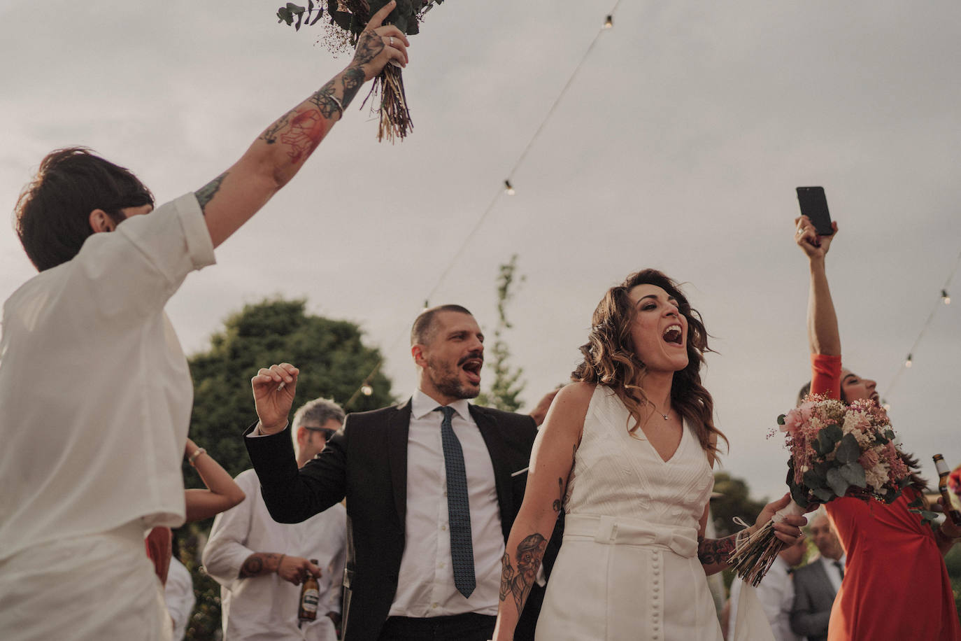 Fotos: Besos en Castro y boda en Madrid: la historia de amor de Esther y María bajo el prisma de un fotógrafo vizcaíno