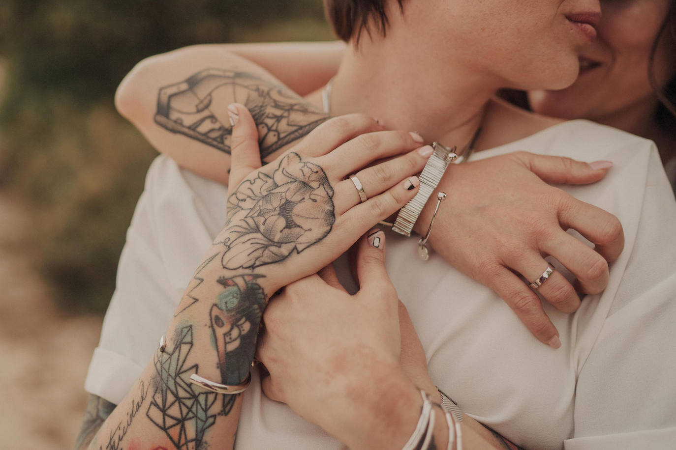 Fotos: Besos en Castro y boda en Madrid: la historia de amor de Esther y María bajo el prisma de un fotógrafo vizcaíno