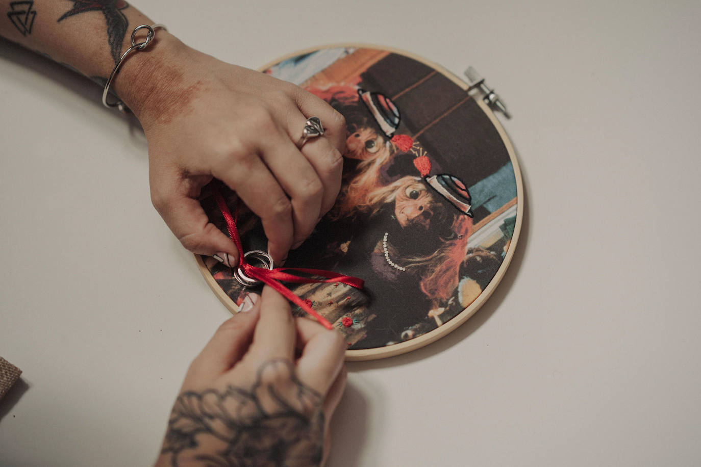 Fotos: Besos en Castro y boda en Madrid: la historia de amor de Esther y María bajo el prisma de un fotógrafo vizcaíno