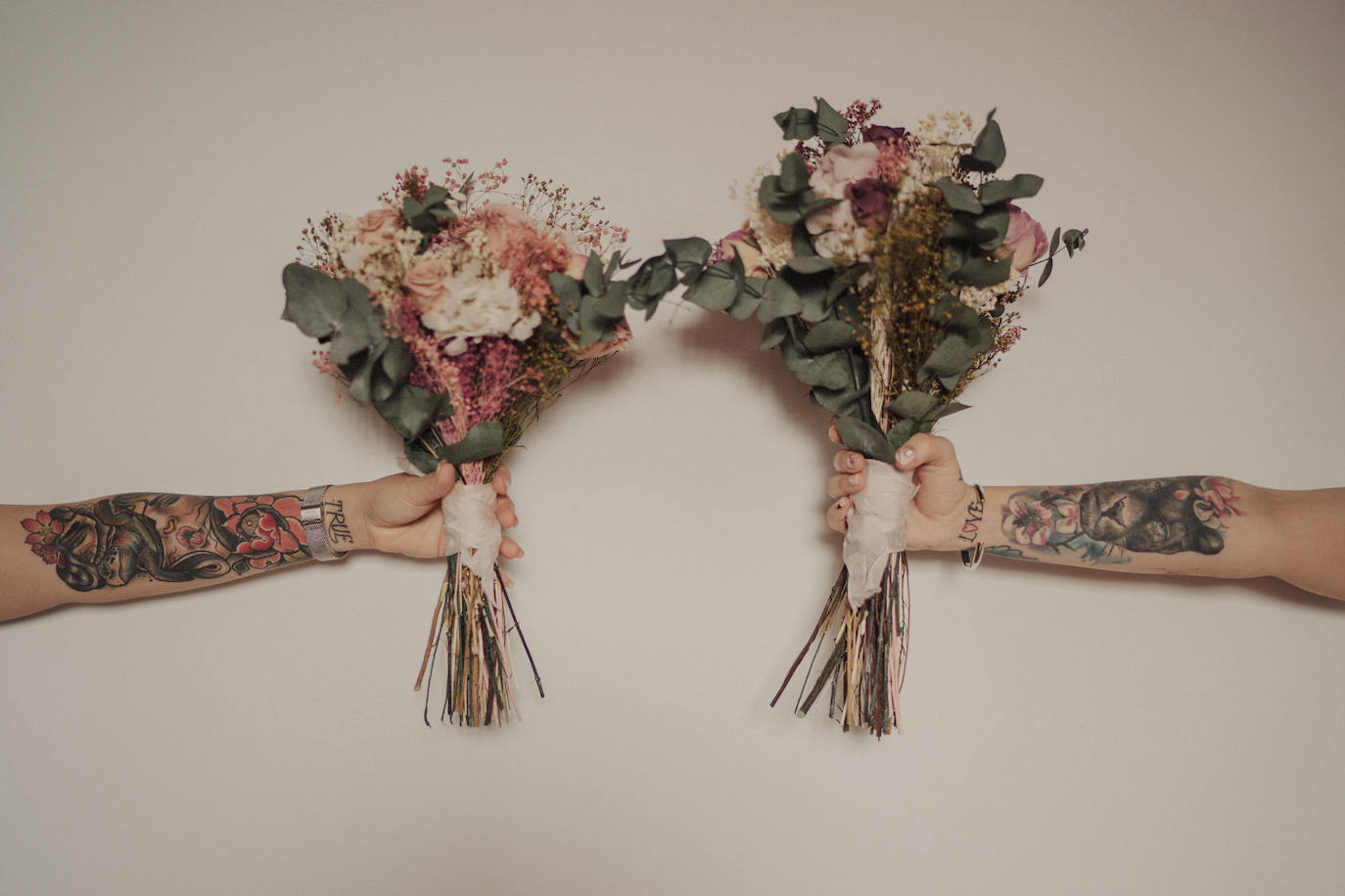 Fotos: Besos en Castro y boda en Madrid: la historia de amor de Esther y María bajo el prisma de un fotógrafo vizcaíno