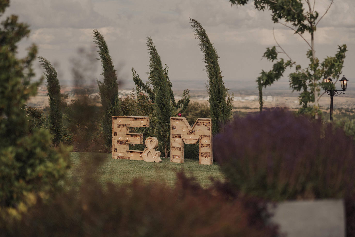 Fotos: Besos en Castro y boda en Madrid: la historia de amor de Esther y María bajo el prisma de un fotógrafo vizcaíno