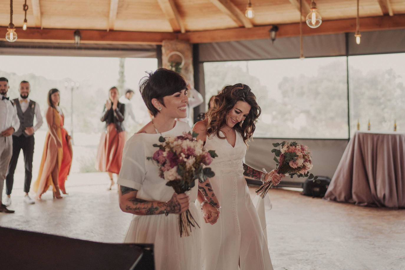 Fotos: Besos en Castro y boda en Madrid: la historia de amor de Esther y María bajo el prisma de un fotógrafo vizcaíno