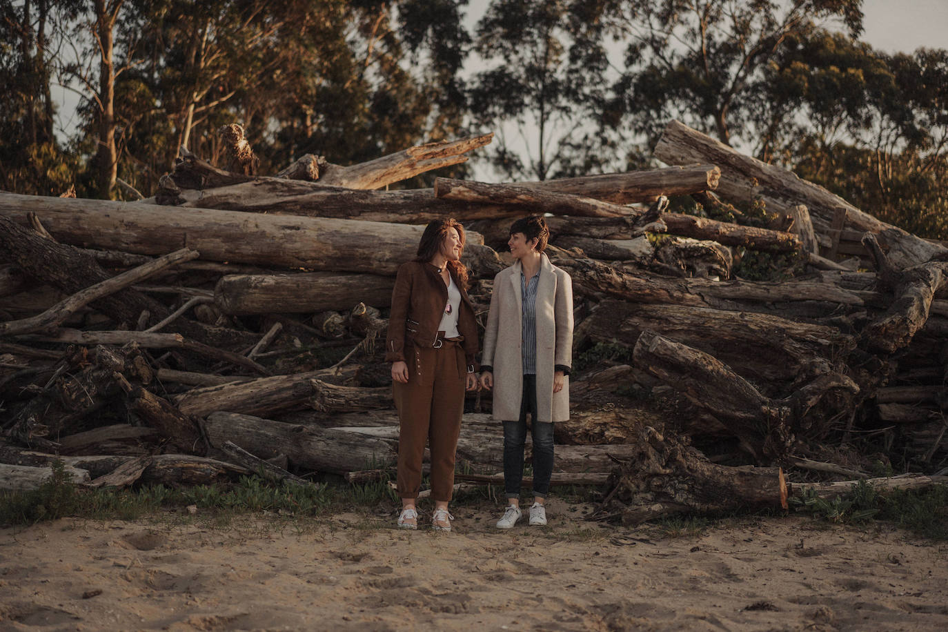 Fotos: Besos en Castro y boda en Madrid: la historia de amor de Esther y María bajo el prisma de un fotógrafo vizcaíno