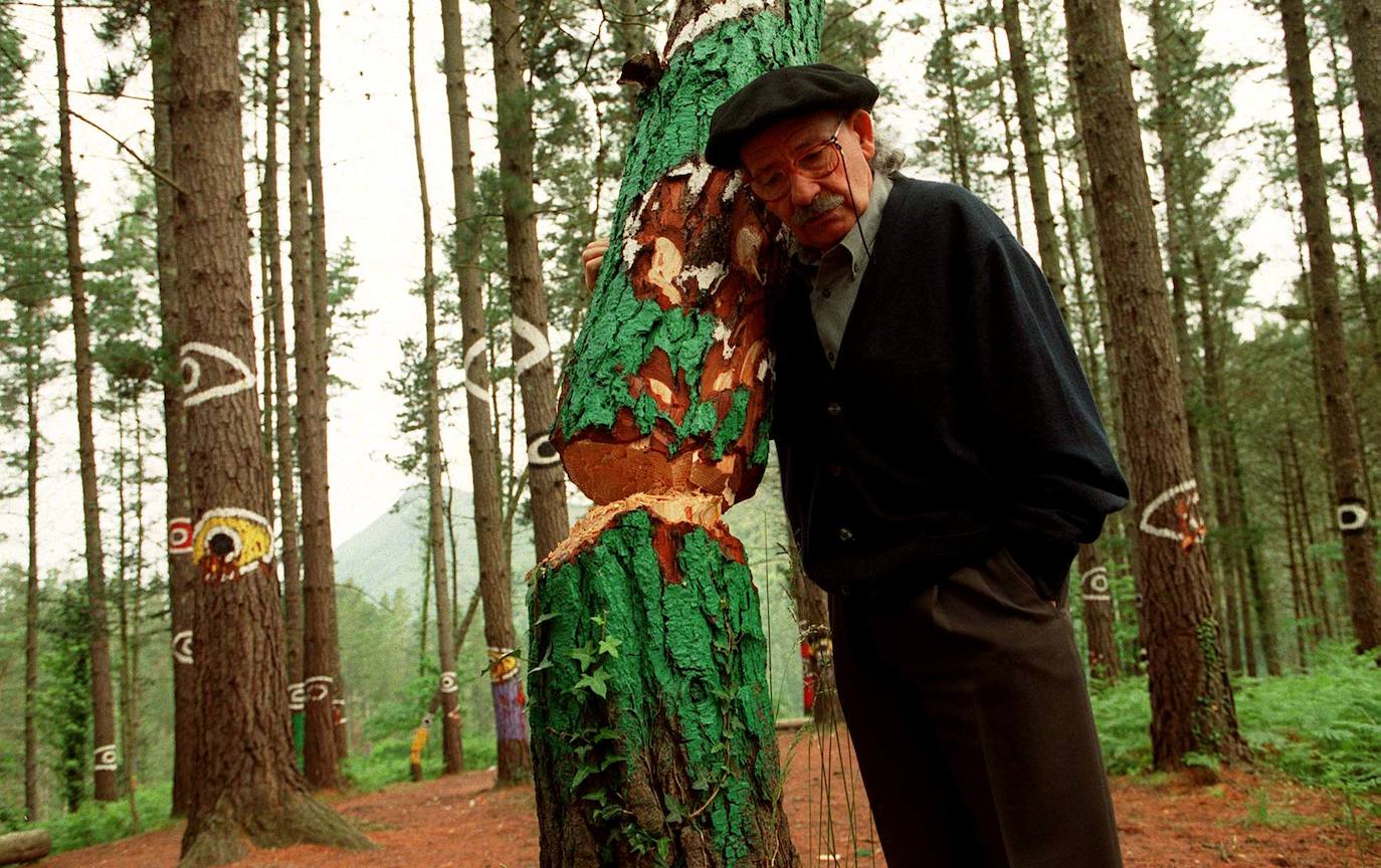 Agustín Ibarrola muestra uno de los árboles atacados en mayo del 2000.