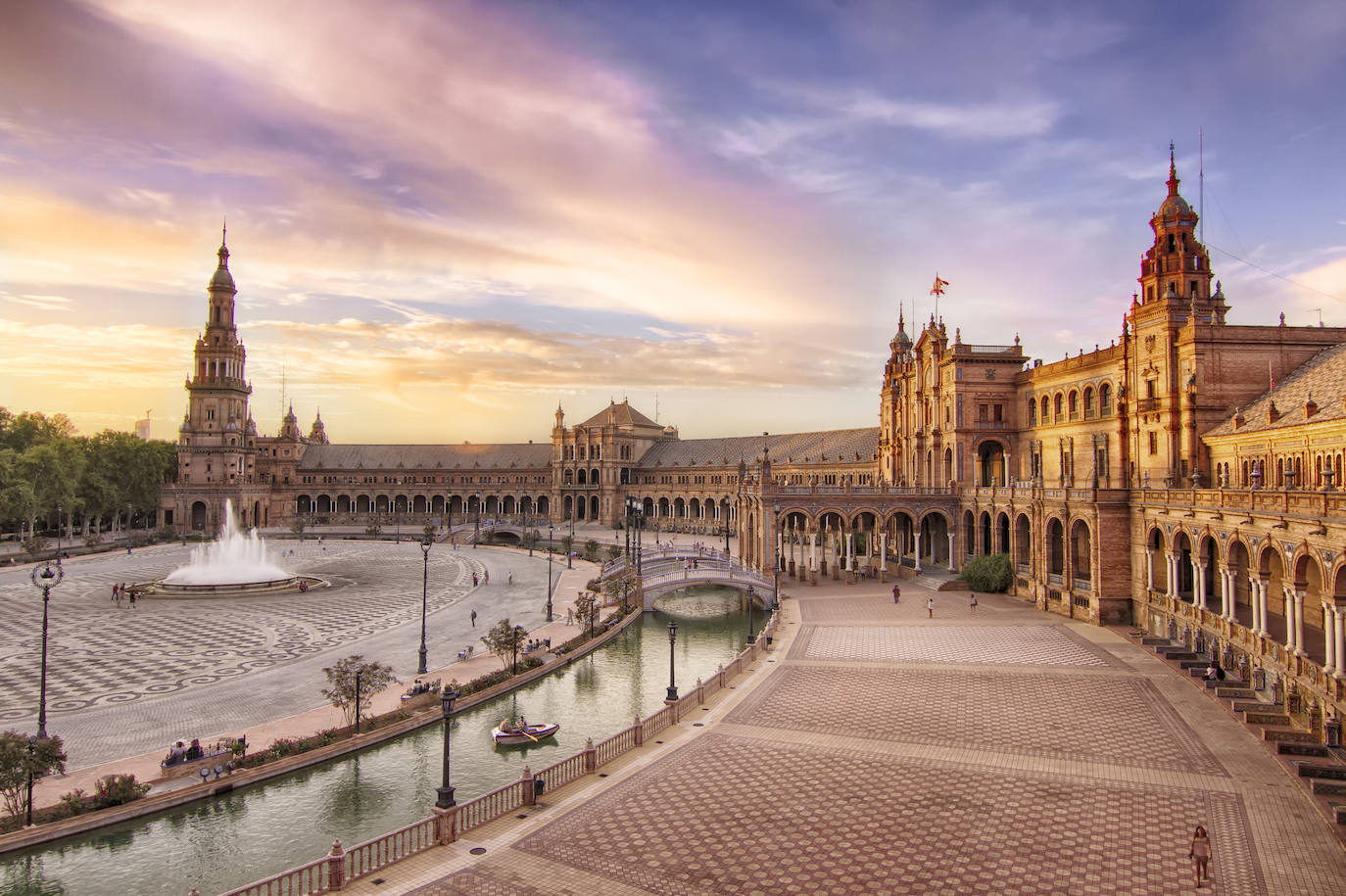 Sevilla (Andalucía) | La Torre del Oro o la plaza de España son algunos de los emblemas de la ciudad, donde la arquitectura y el ambiente de sus calles acaban de completar una combinación perfecta para disfrutar en compañía. 