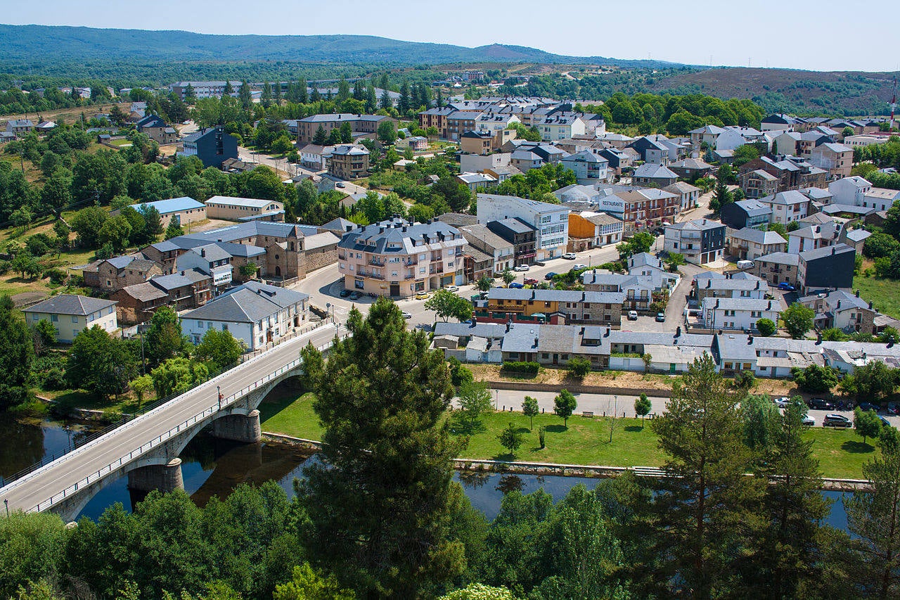 Puebla de Sanabria (Zamora) | También perfecto para disfrutar de un entorno natural, este municipio es una opción donde perderse entre calles de piedra, hiedra y flores, que parecen sacadas de un cuento medieval. 