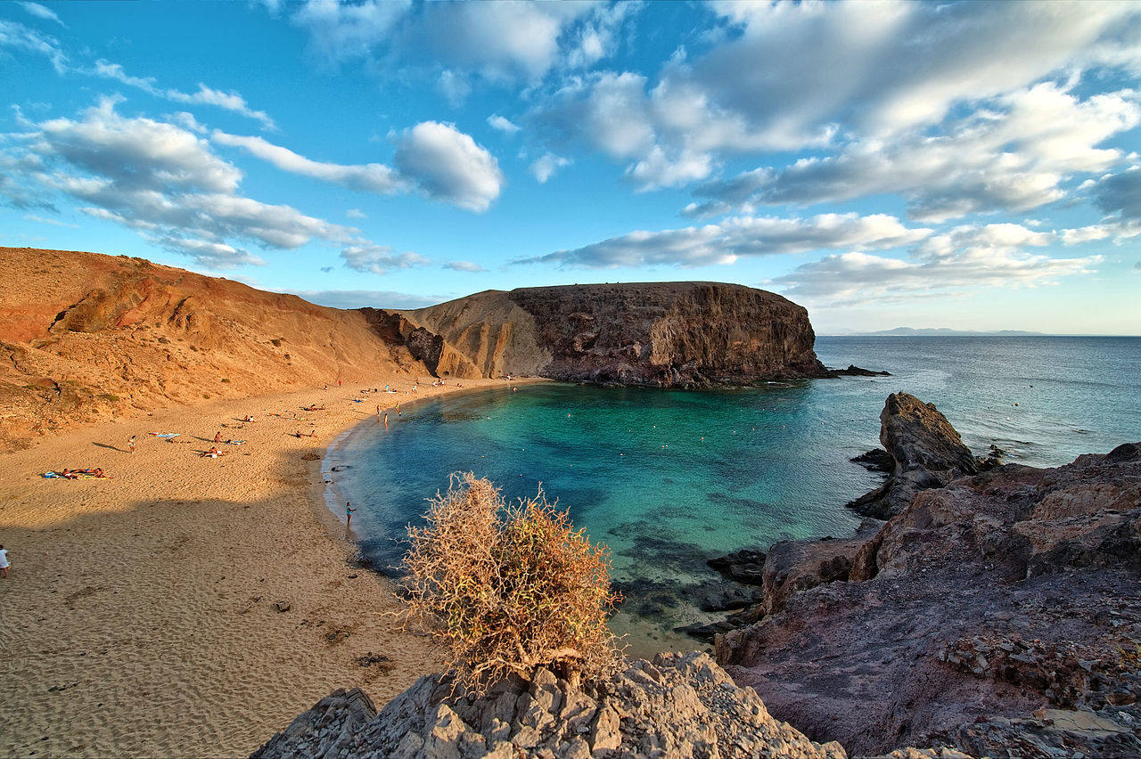 Lanzarote (Islas Canarias) | Como un escenario de película, con playas de ensueño, pueblos blancos y volcanes por visitar, es un lugar mágico que visitar con tu pareja.