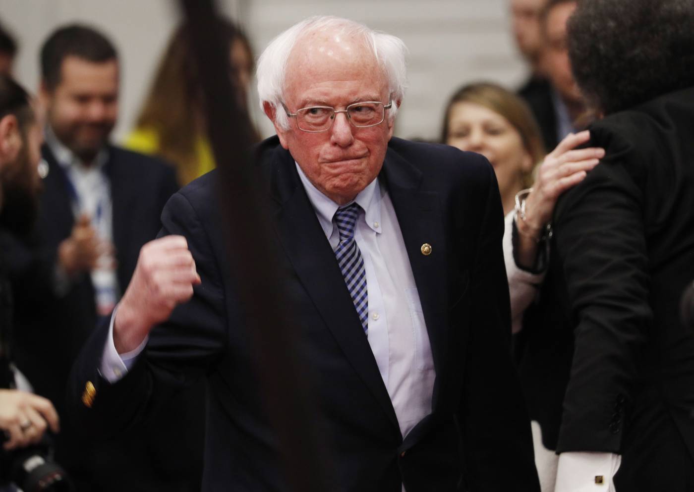 El candidato del Partido Demócrata a la Casa Blanca, el izquierdista Bernie Sanders, gesticula con el puño cerrado durante la votación de las primarias demócratas en la Universidad de New Hampshire, en Manchester (EEUU). Sanders obtuvo su primera victoria, con un 26 % de los votos, aunque la alegría no fue completa porque el moderado Pete Buttigieg, que se hizo con el 24,4%, confirmó sus buenos resultados de Iowa y ambos se llevaron el mismo número de delegados. 