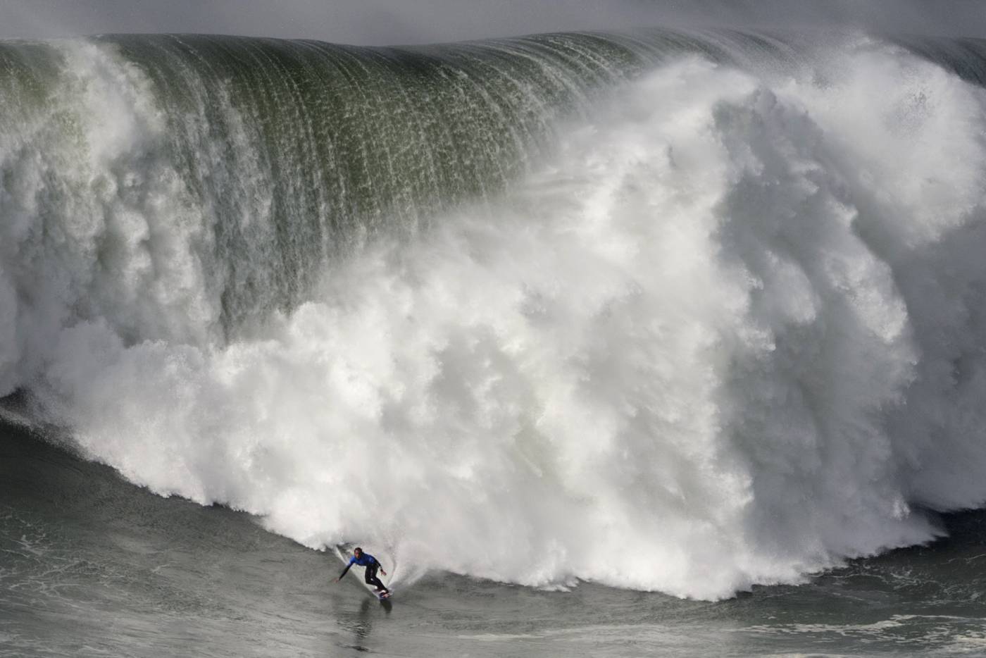 El surfista hawaiano Kai Lenny monta una ola durante las grandes olas Nazare Tow Surfing Challenge en Nazare, Portugal.